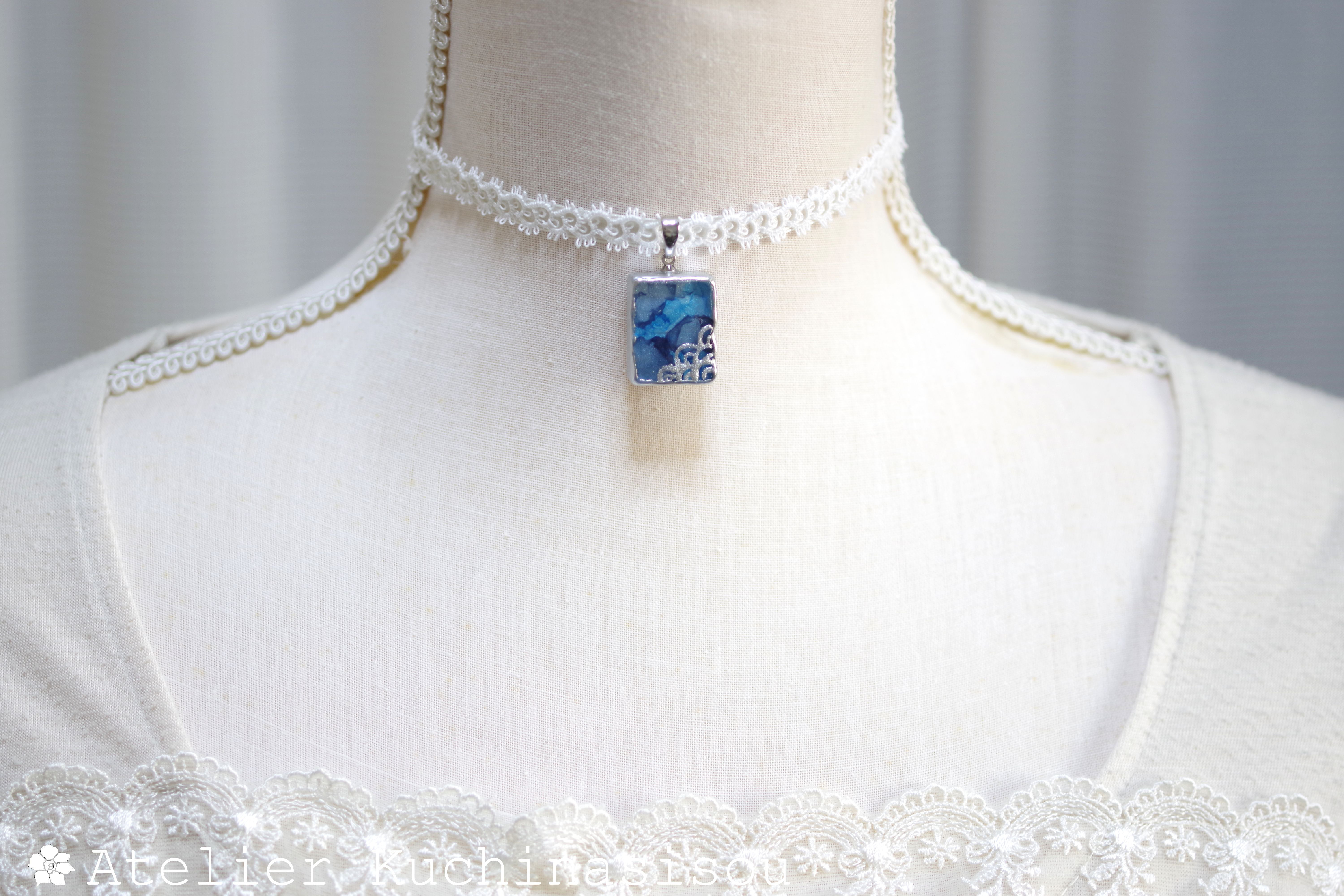 【受注製作】レジンアート　長方形モチーフとタティングレースとサテンリボンのチョーカー〈深夜の旅〉