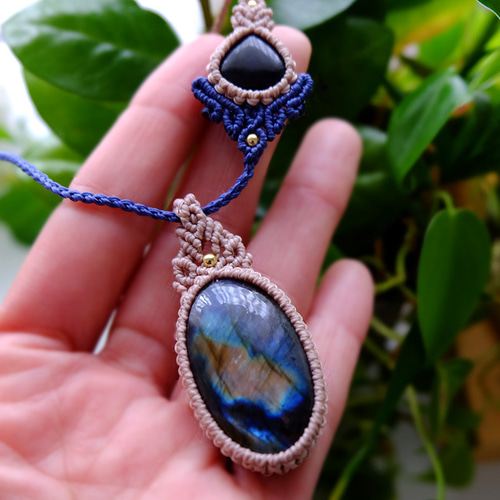 ラブラドライト（マダガスカル産）・オニキス マクラメ編みペンダント