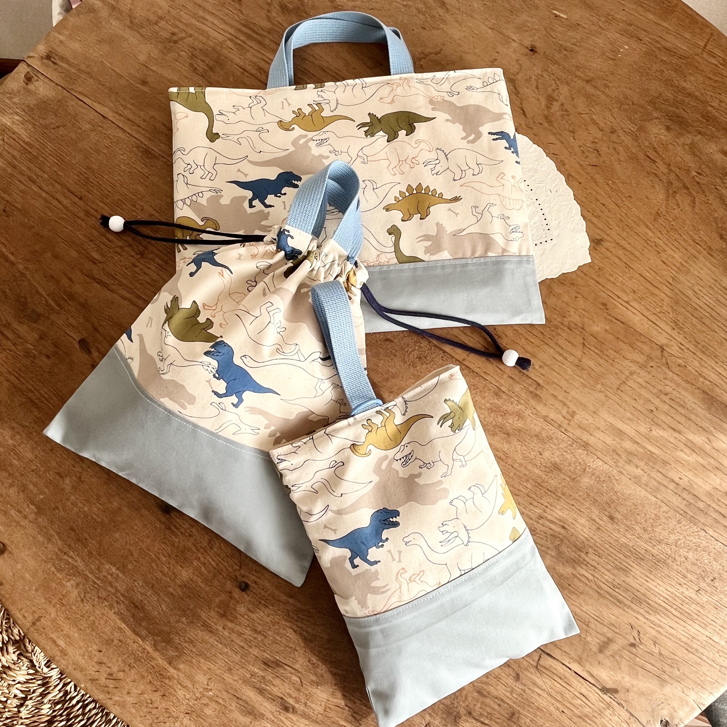 入園入学☆世界にひとつ。知的でかっこいい恐竜3点セット◇選べるカスタマイズでわが子仕様に◇男の子◇丈夫ナップサック変更可