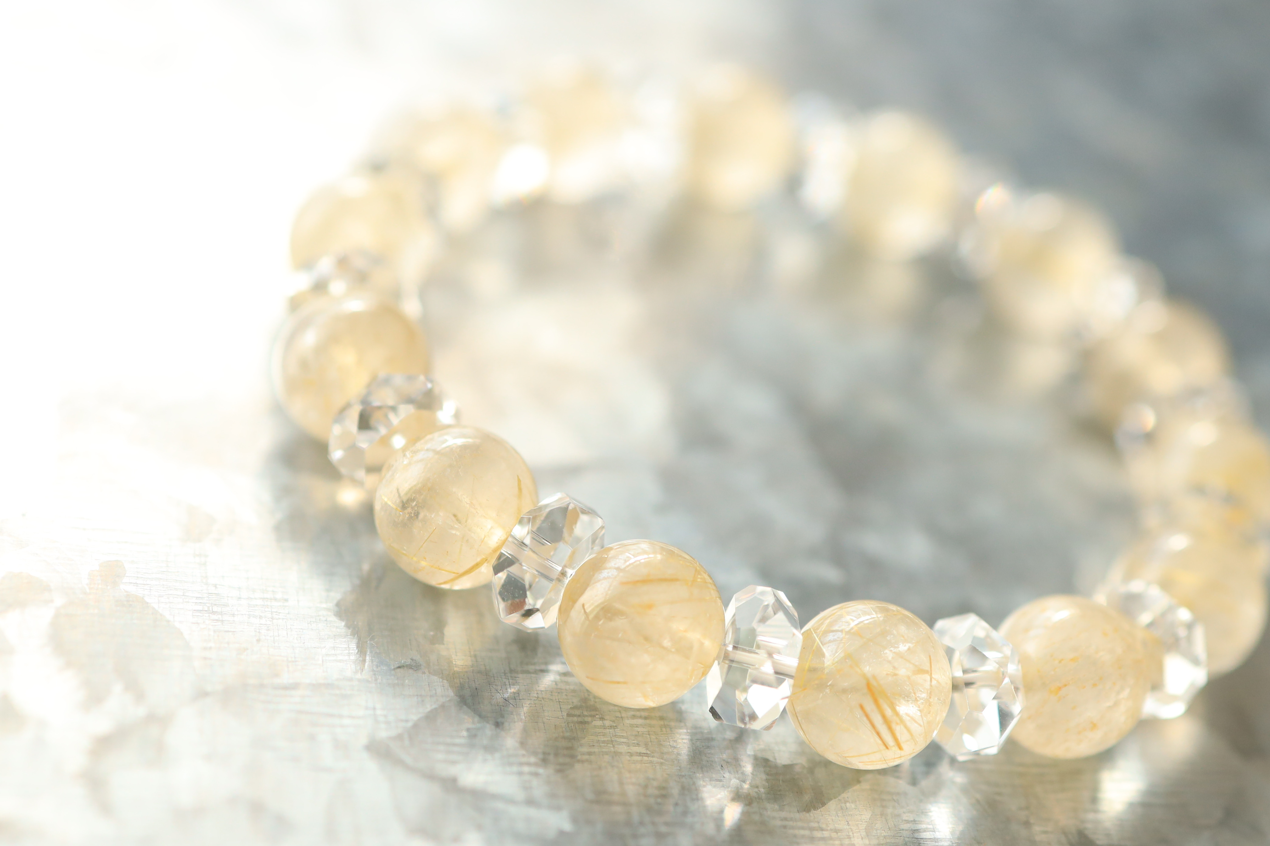 …☆プレミアムブレス☆…☆なぜか優しい気持ちになります☆…☆ゴールドルチルクォーツ：約9.5ミリ＆水晶☆…☆天然石☆…