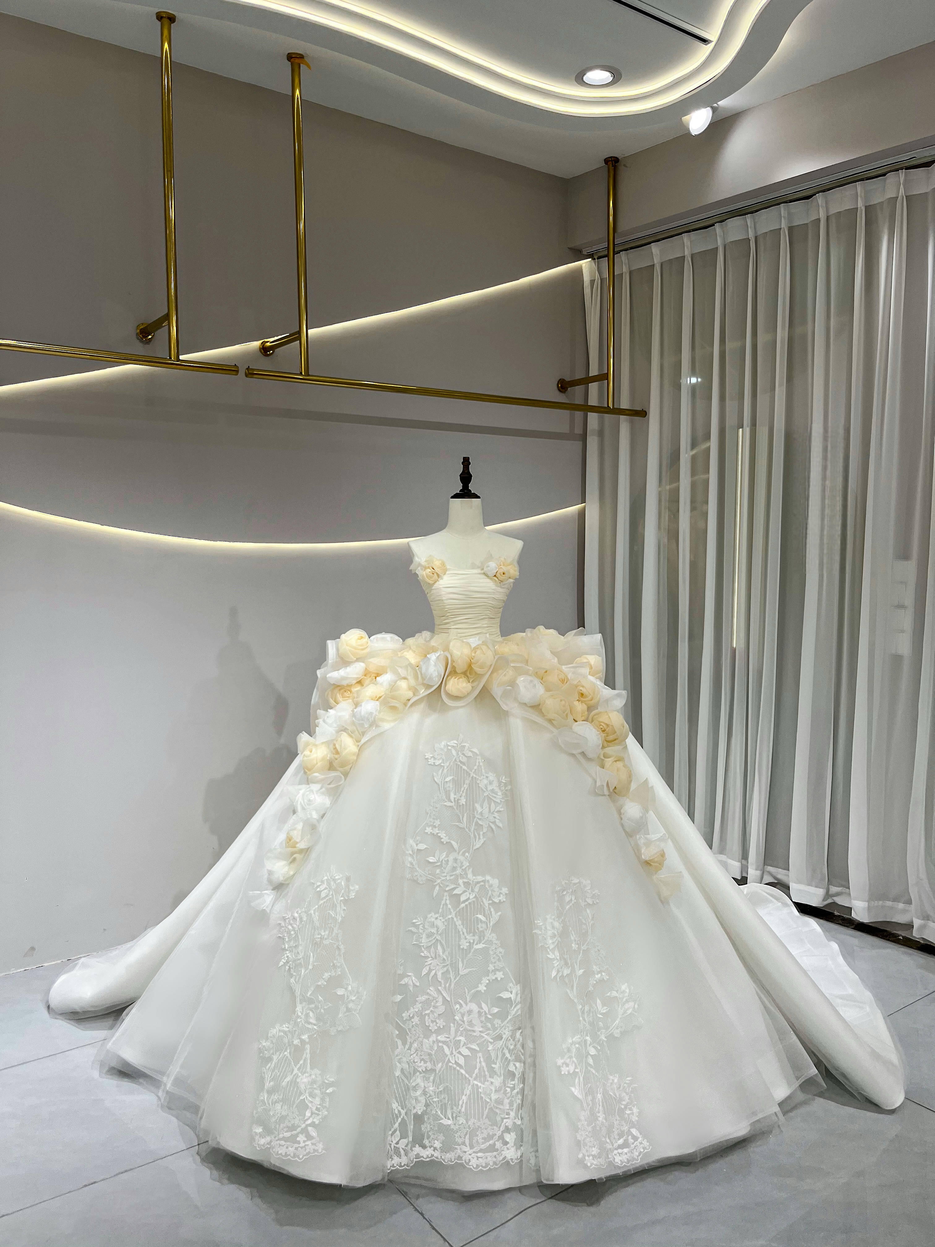 顧客満足度99％以上チューブトップ　アイボリーお花飾り　可愛い　ふんわりチュール　前撮りお呼ばれ披露宴フォトウェディング