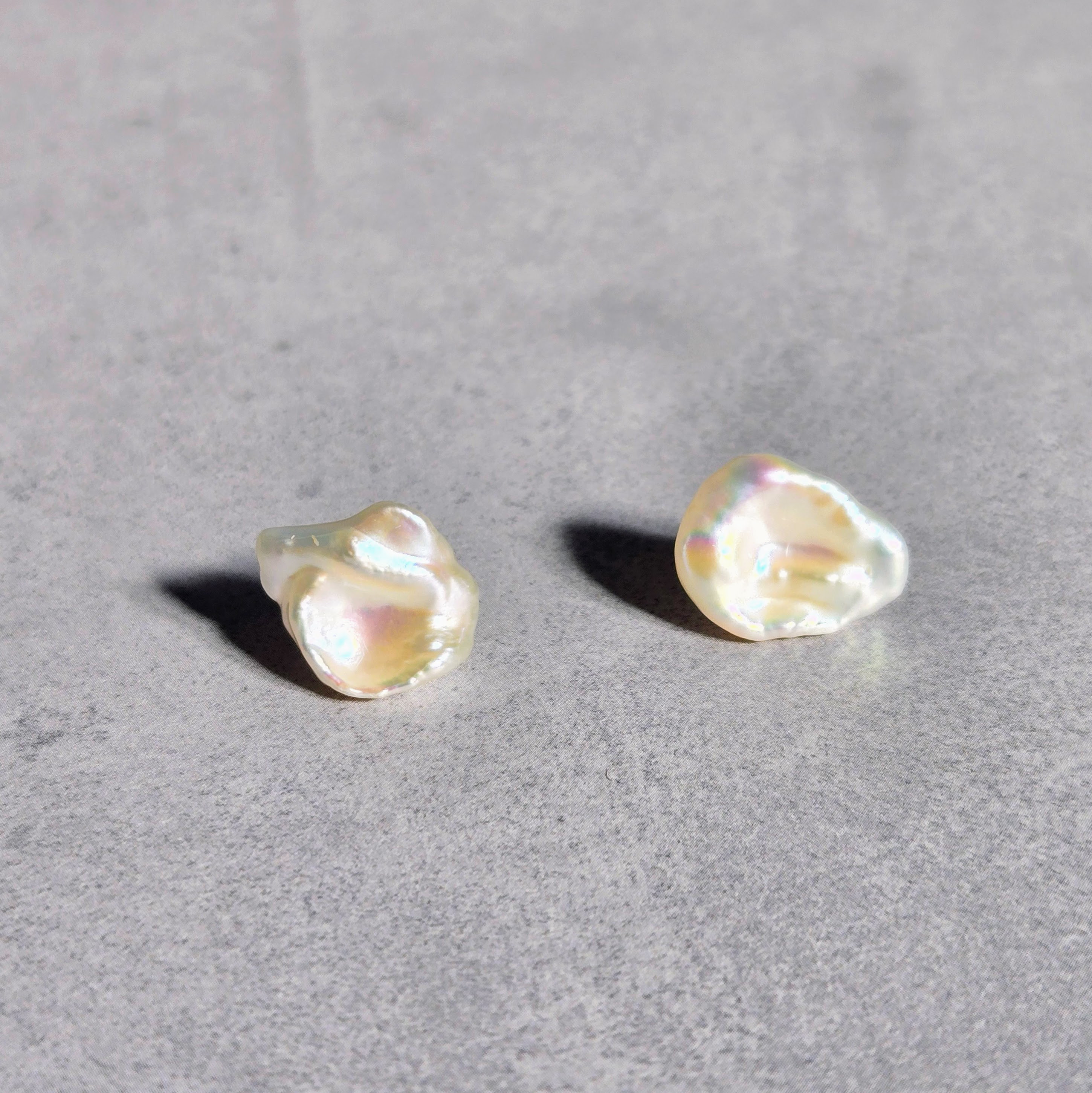 【無核ケシパール】11–12mm 淡水パールピアス／パール虹が美しい一点もの／チタンポスト・金属アレルギー対応