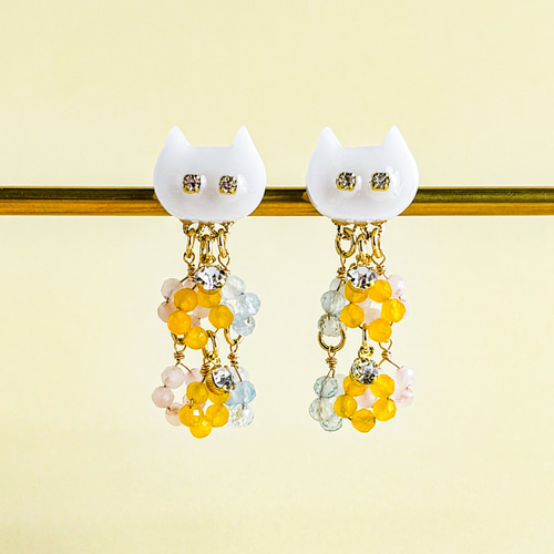春の花咲く白猫ピアス/イヤリング 天然石 ミモザ 桜 ネモフィラ ピアス