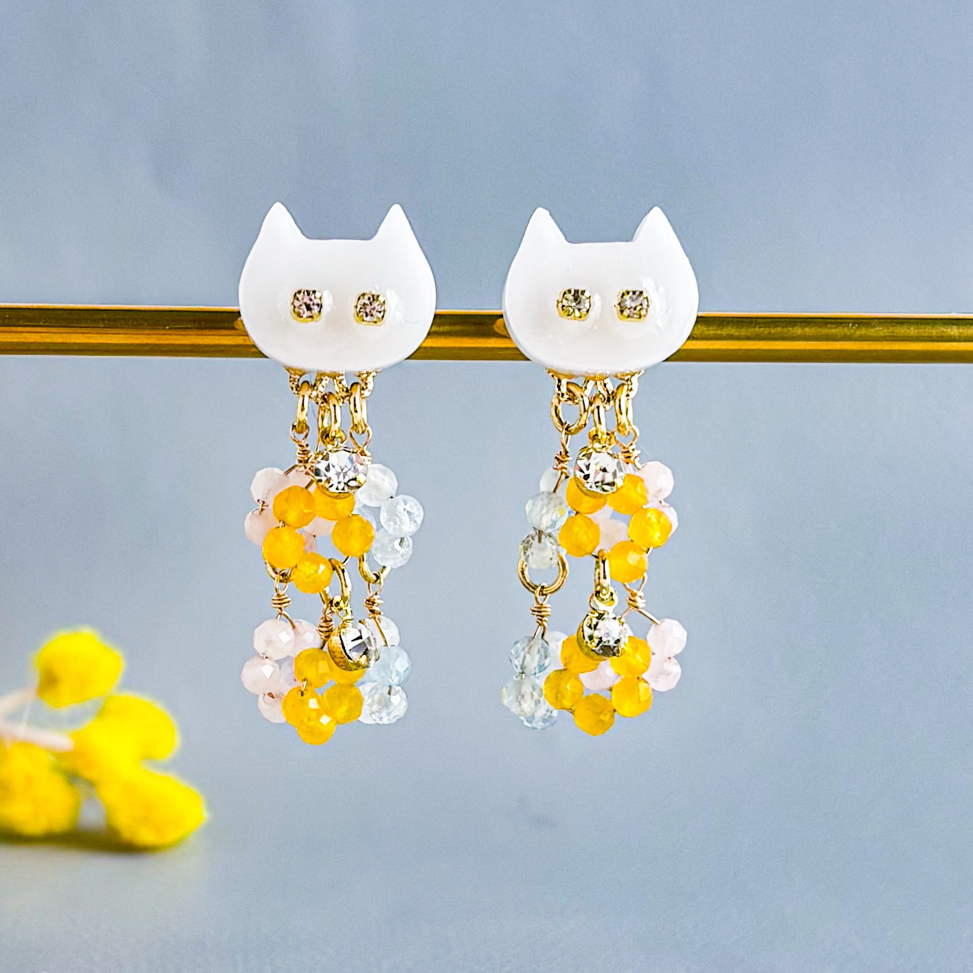 春の花咲く白猫ピアス/イヤリング 天然石 ミモザ 桜 ネモフィラ ピアス