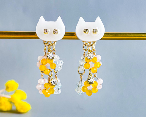 春の花咲く白猫ピアス/イヤリング 天然石 ミモザ 桜 ネモフィラ ピアス