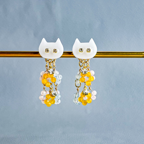 春の花咲く白猫ピアス/イヤリング 天然石 ミモザ 桜 ネモフィラ ピアス