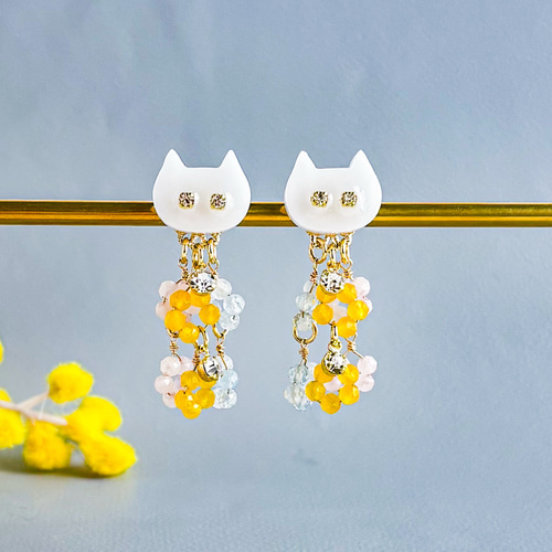 春の花咲く白猫ピアス/イヤリング 天然石 ミモザ 桜 ネモフィラ ピアス