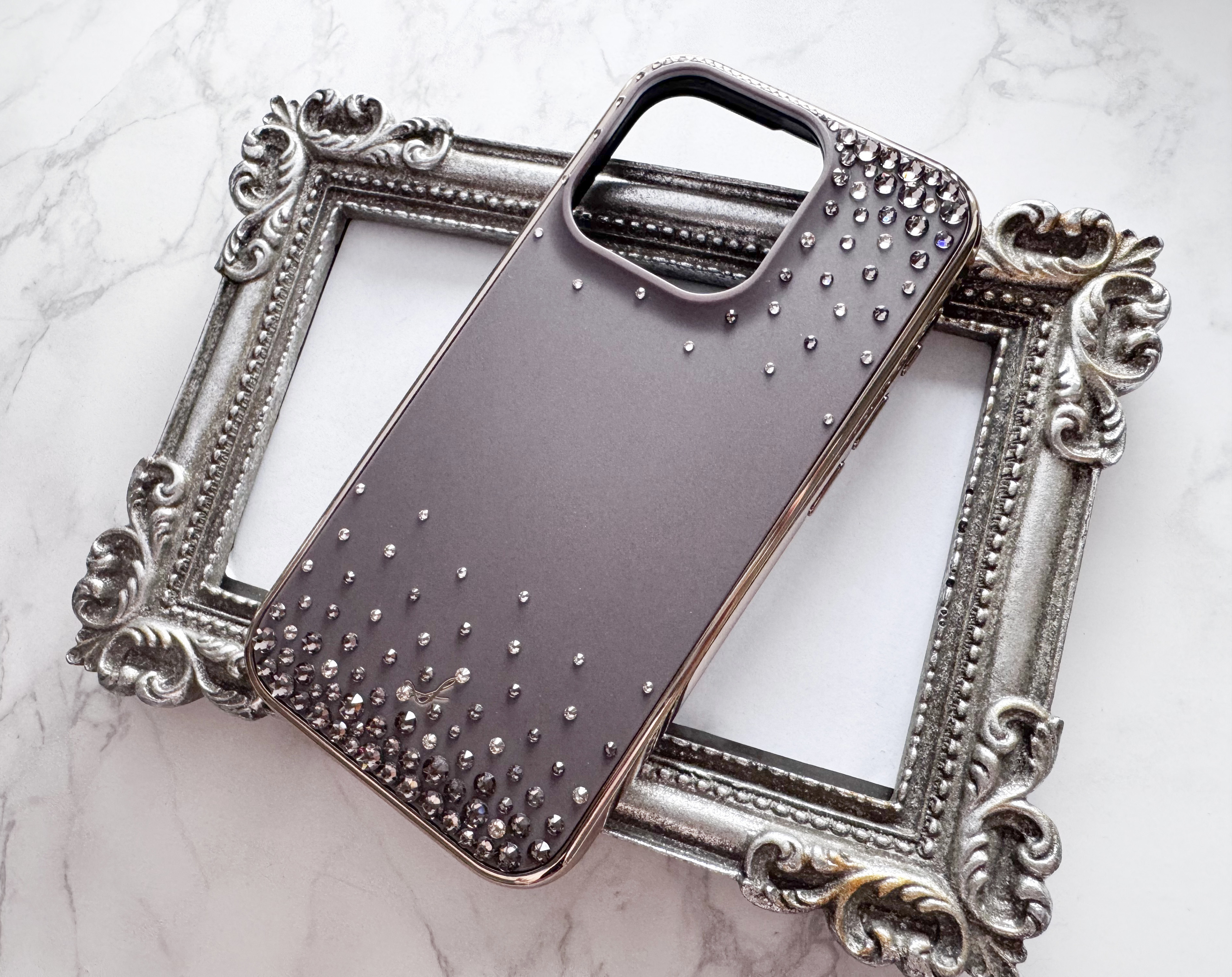 iPhone15proスモーキーブラウン スワロフスキー デコレーション