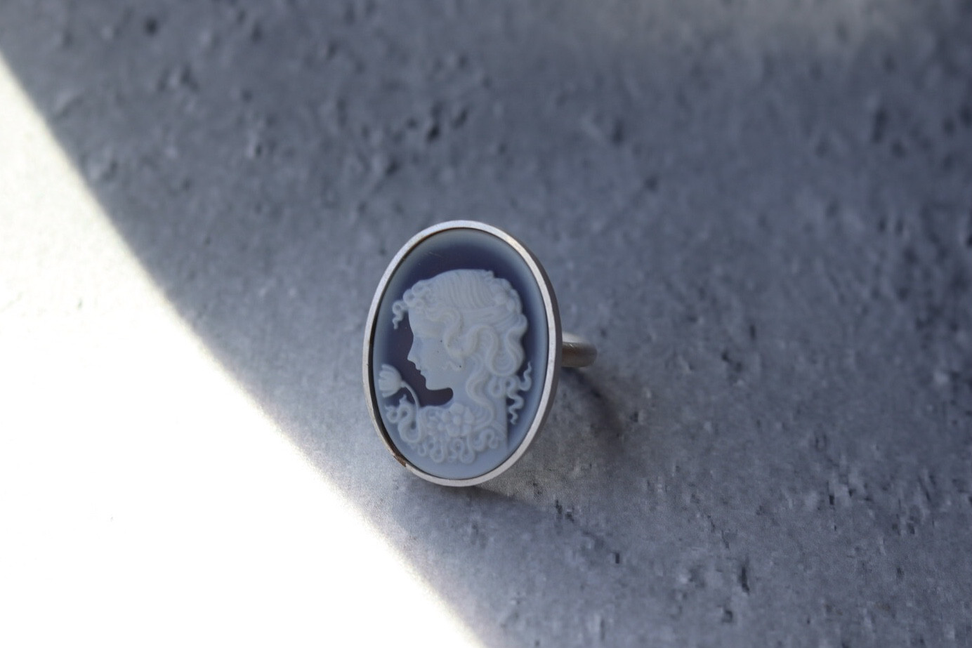 気品あるカメオのゆびわ