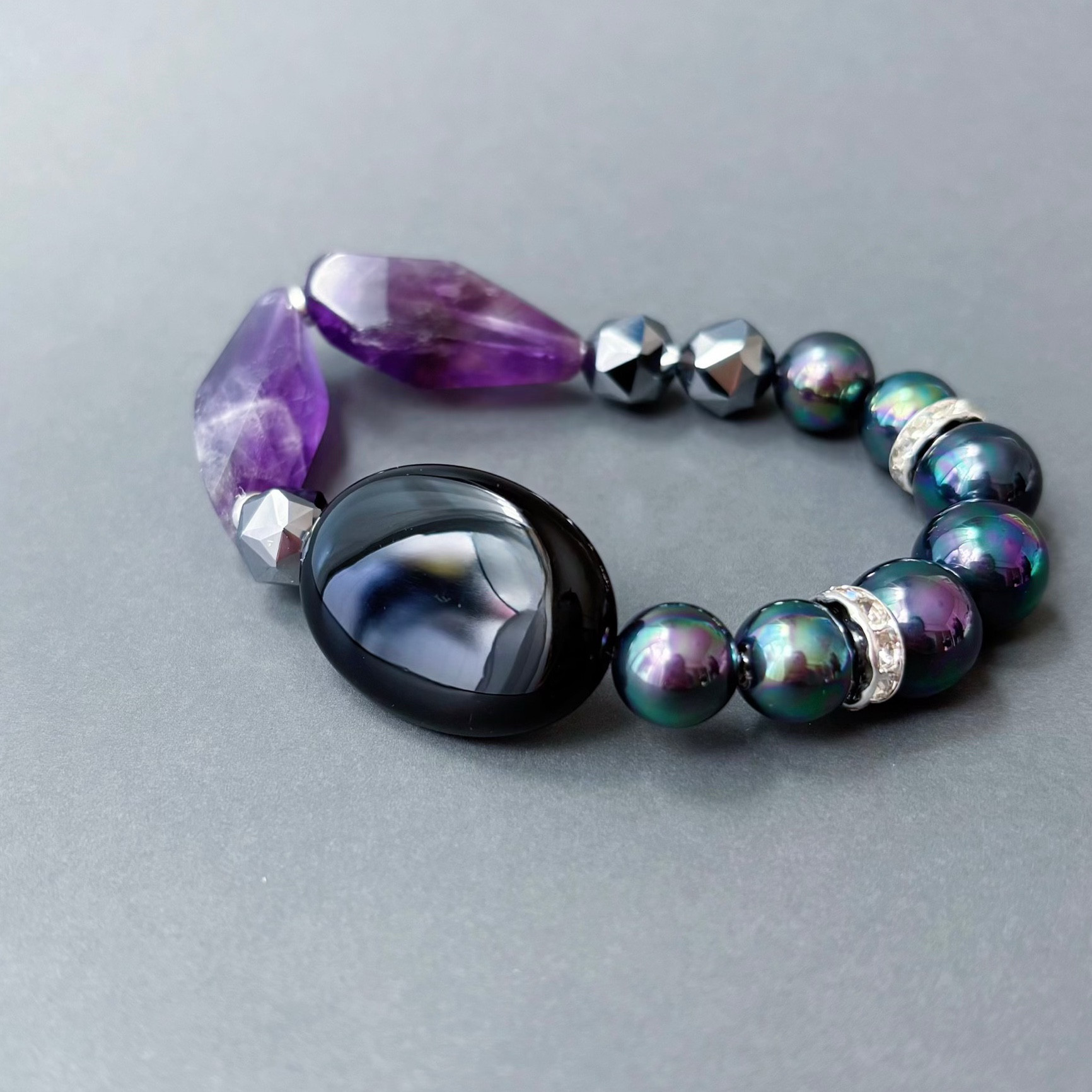 ジュエリーを纏うように艶めく黒×紫で大人の上品ダークな天然石ブレスレット＜貝パール×アメジスト×オニキス×ヘマタイト＞