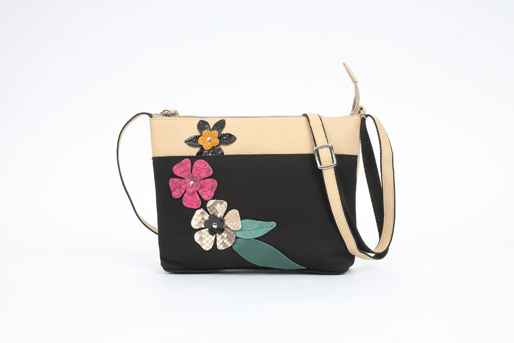 花柄パッチ　牛革と鹿の子織りポシェット【ベージュ】