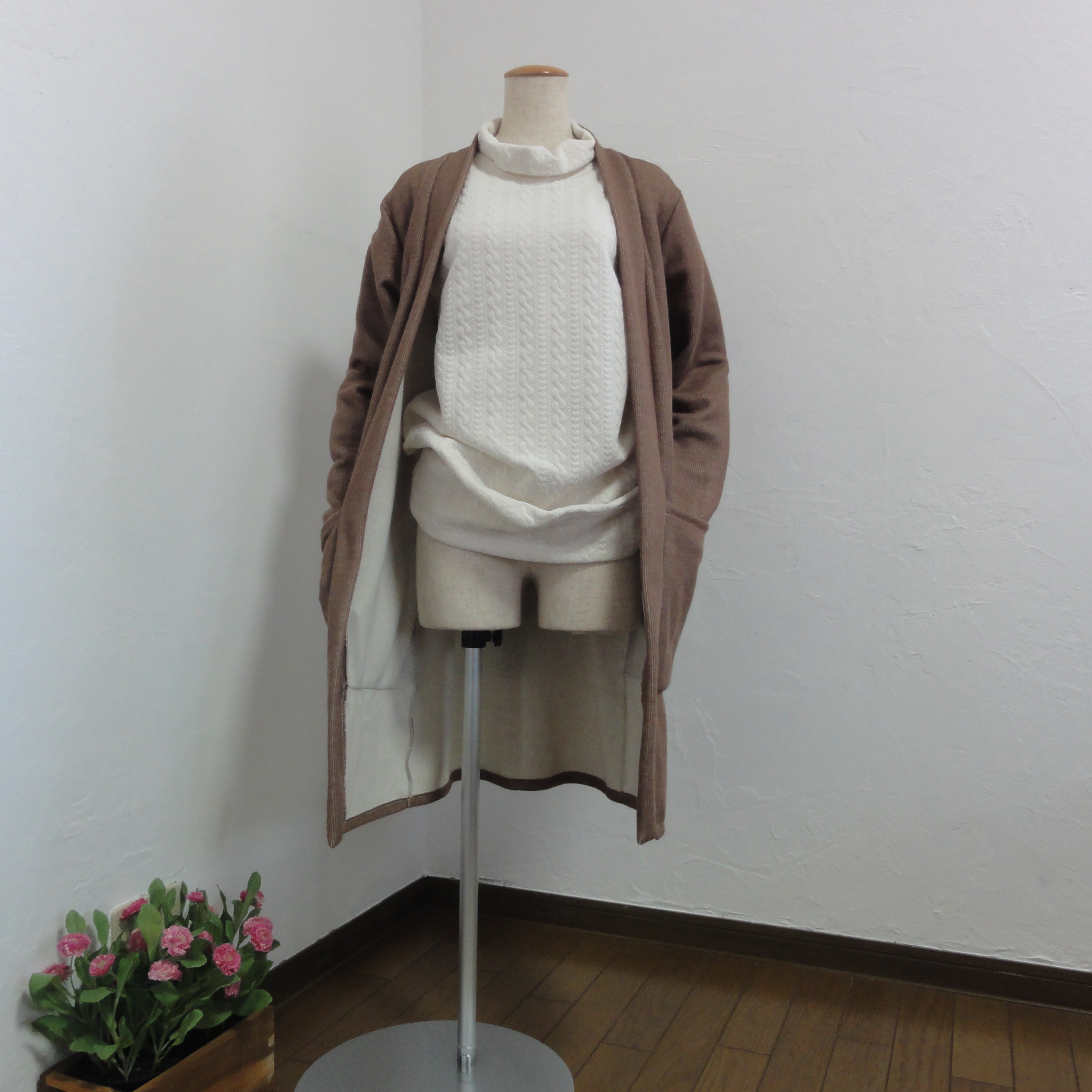 アースカラーの柔らかなニット・リボンベルト付きボタンレスのロングカーディガン