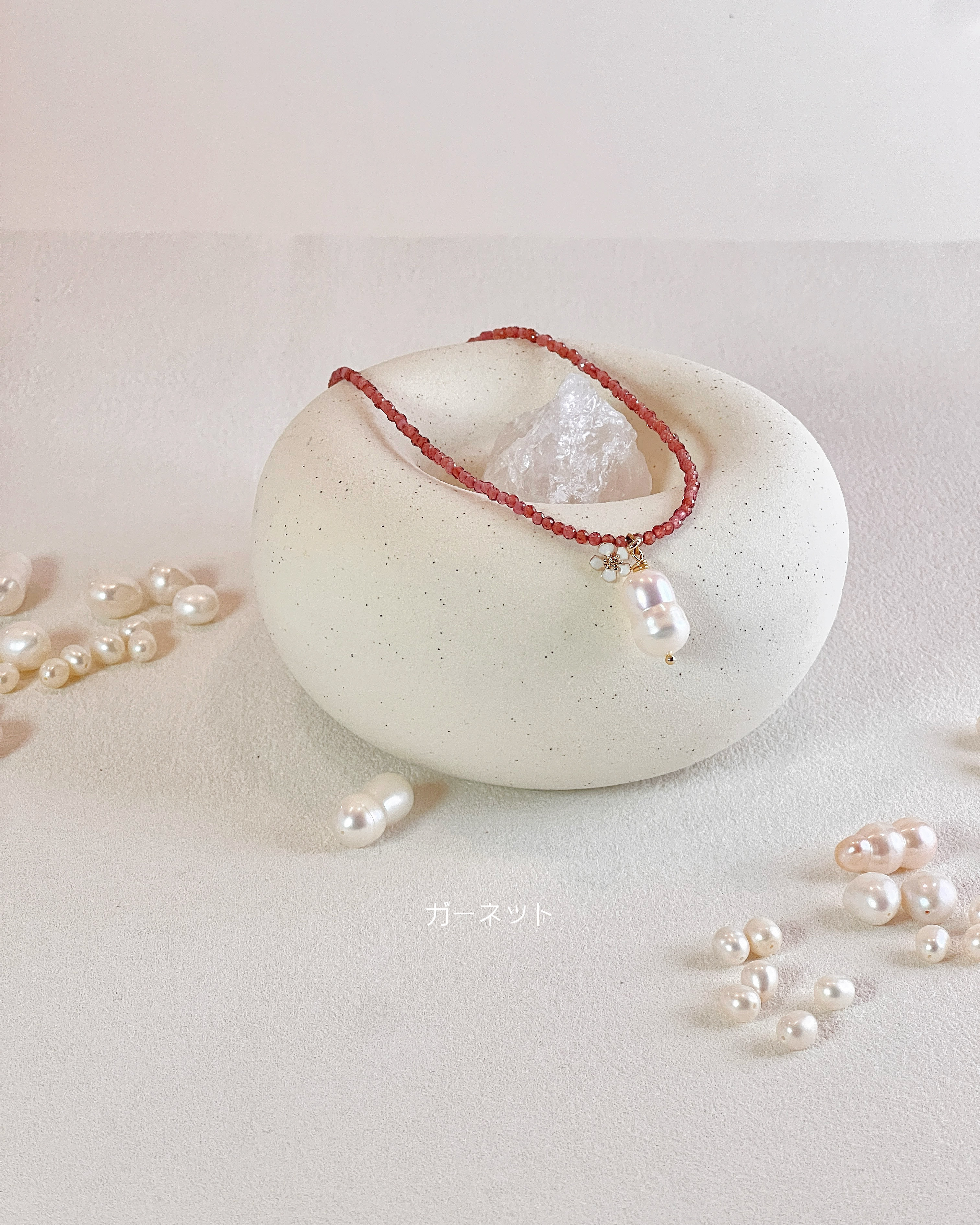 マカロンCollection ガーネット天然石ネックレスバロックパール忘れな草チャーム付き(受注製作)