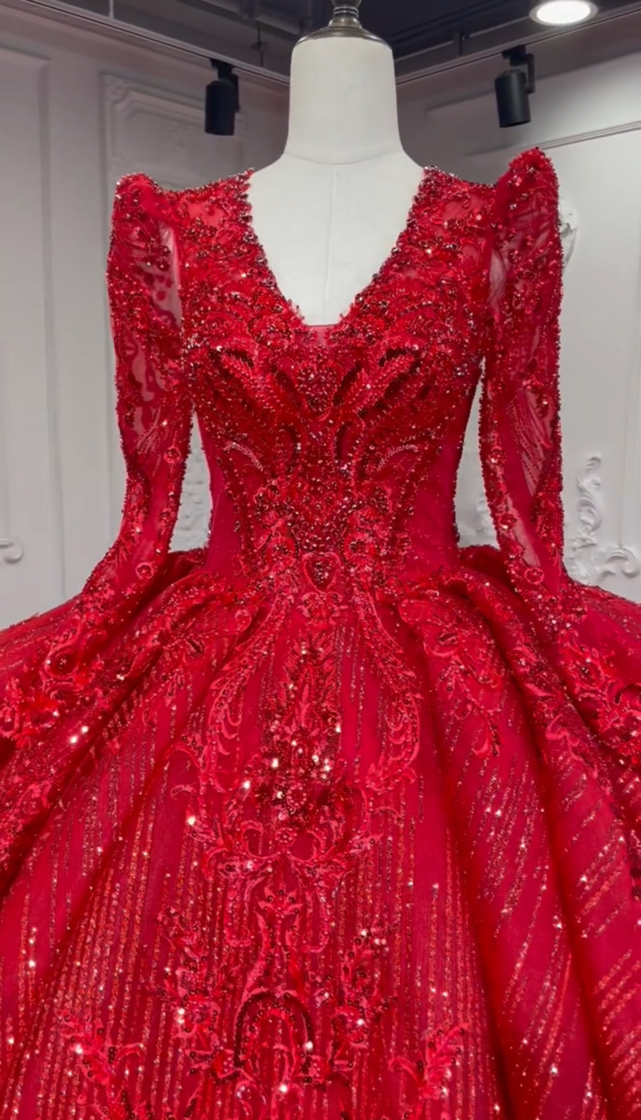 カラードレス　赤レッド系　長袖　vネック　ロングトレーン　編み上げ　背中空き　ふんわりチュール前撮りお呼ばれ披露宴結婚式