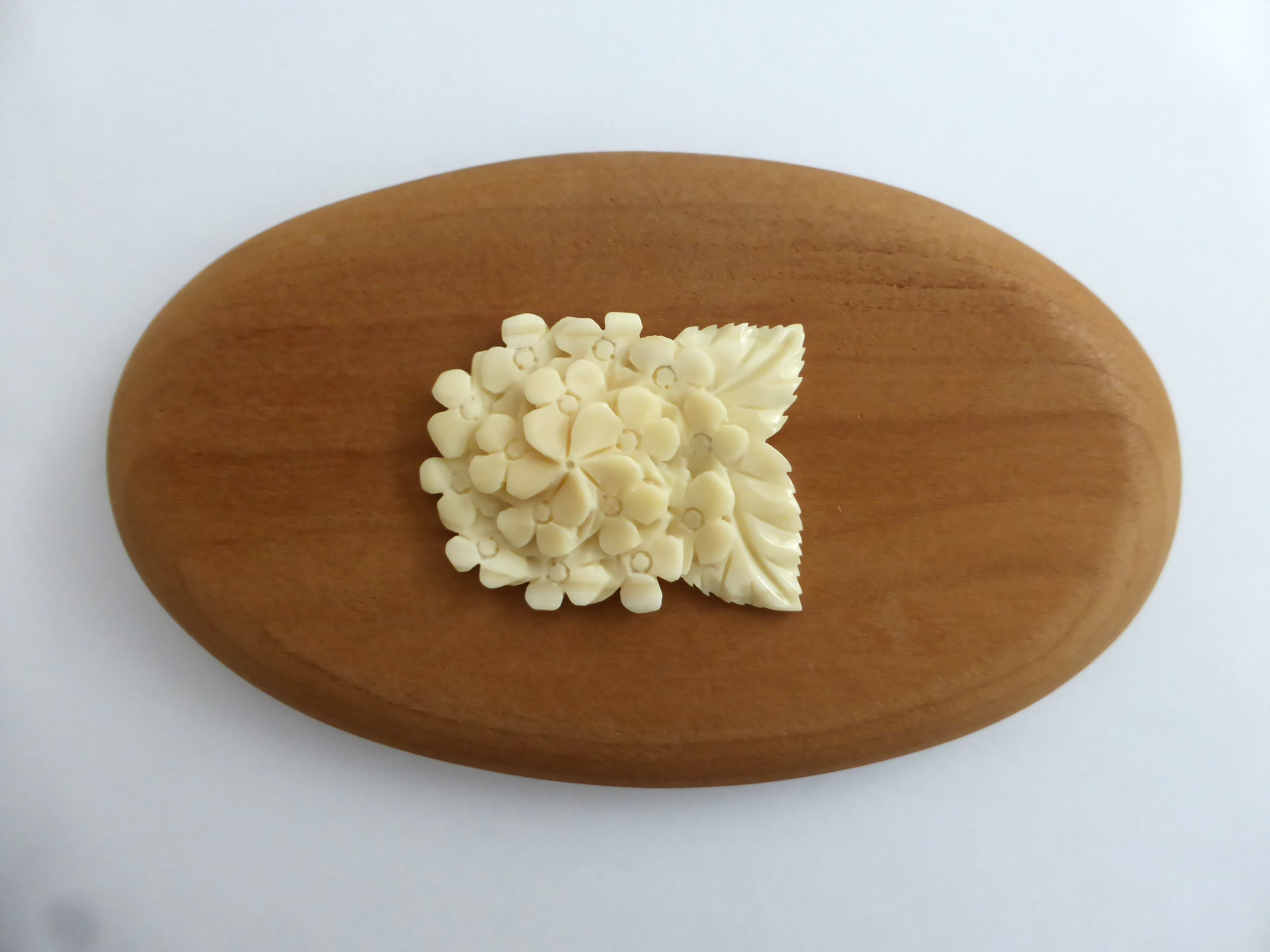 マッコウ鯨歯のオーナメント「紫陽花/アジサイ」