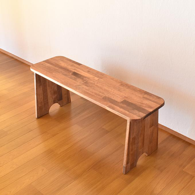 北欧に佇む、木のベンチ