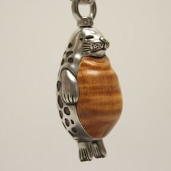 電球アンコウ カエデ（木材）ピューター（金属）キーホルダーやバッグ