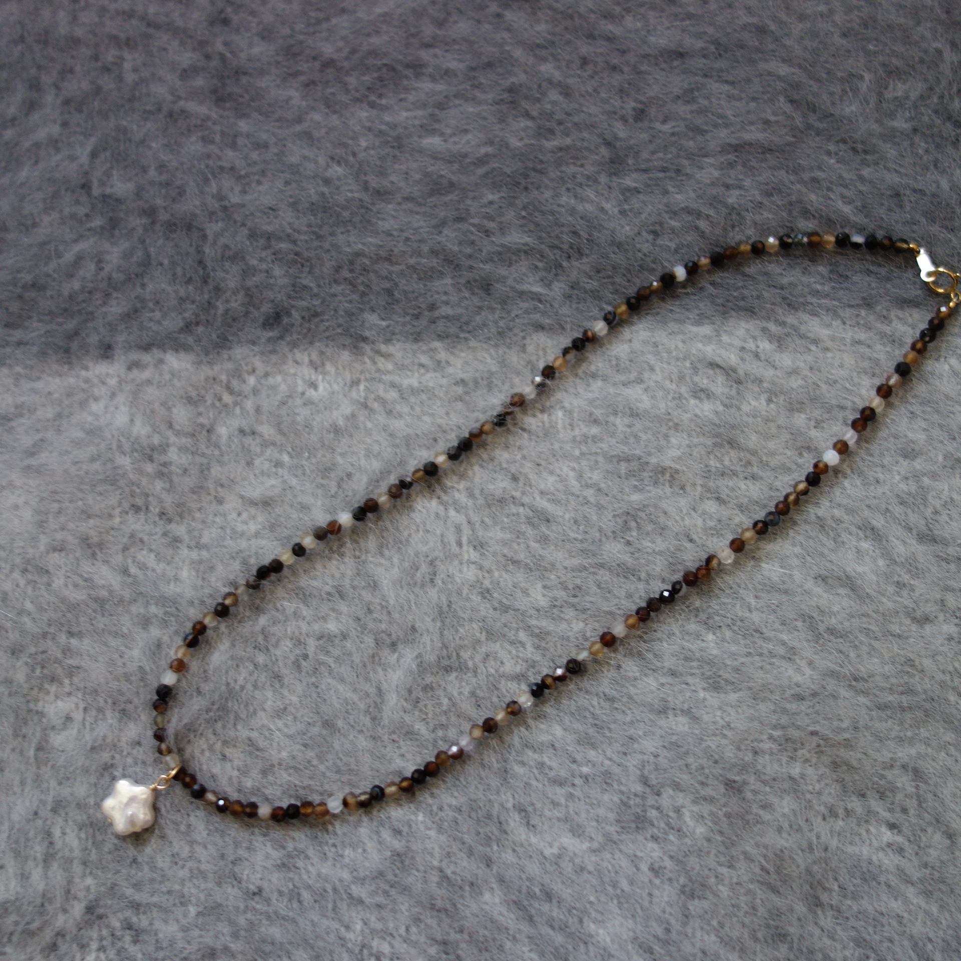 フラワーパールとブラウンストライプアゲートのネックレス