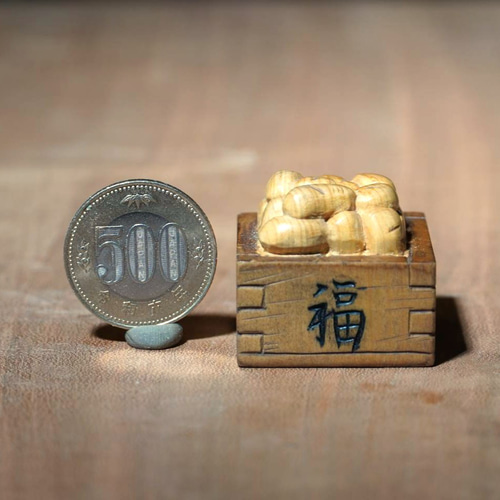 時代提物 木彫根付 【分福茶釜】横幅約5.2cm 重さ12 g◇縁起物◇可愛い☆ 木彫刻 根付「福豆」 黄楊 木彫り 節分 豆 キーホルダー ストラップ