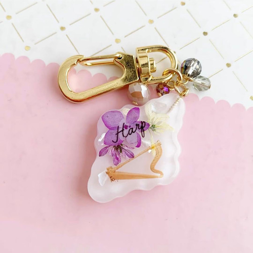 3186】ハープ モロッカンタイル型キーホルダー 紫の紫陽花封入