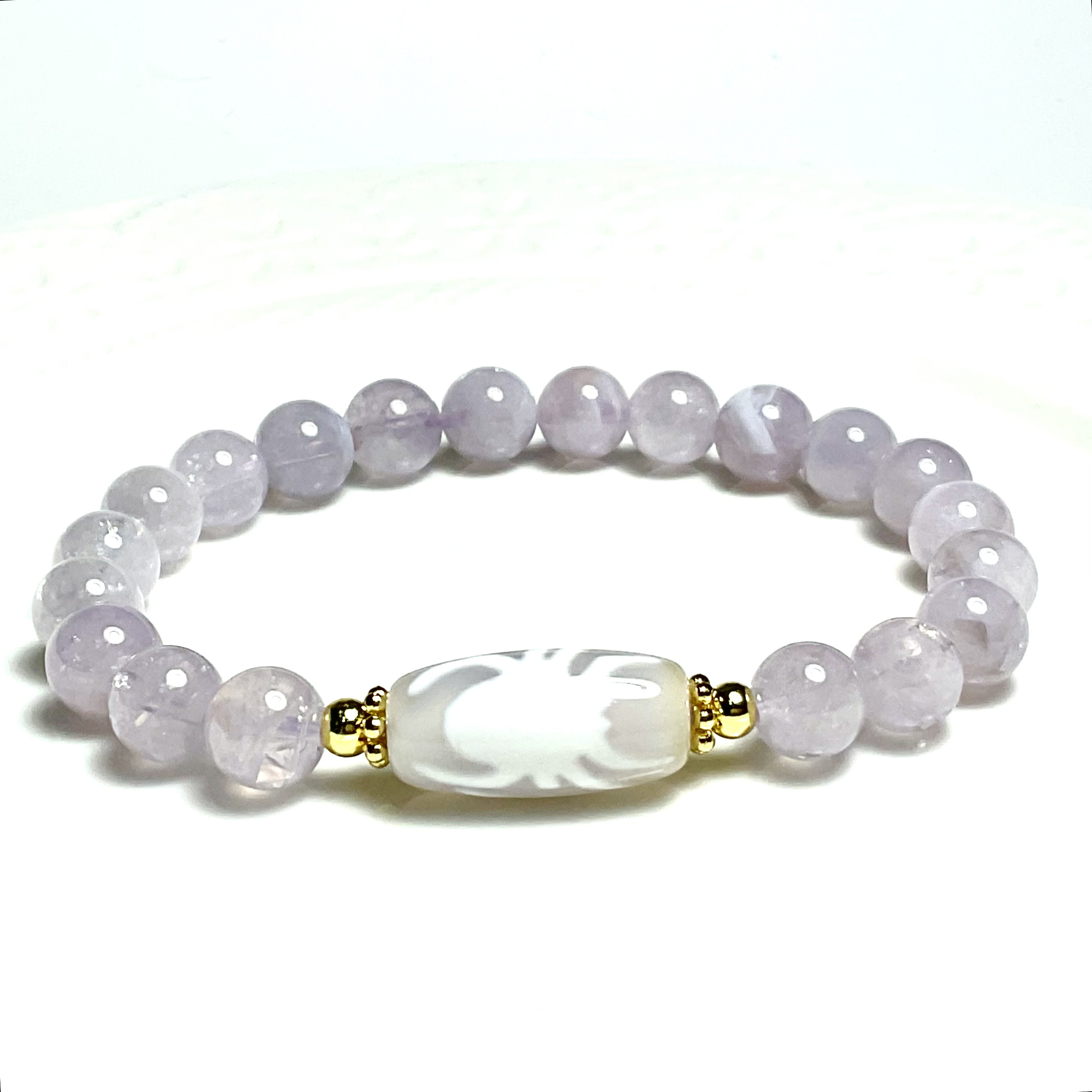 老玉髄天珠・知足常楽白天珠と8mmのムーンライトアメジストのブレスレット❣️❣️