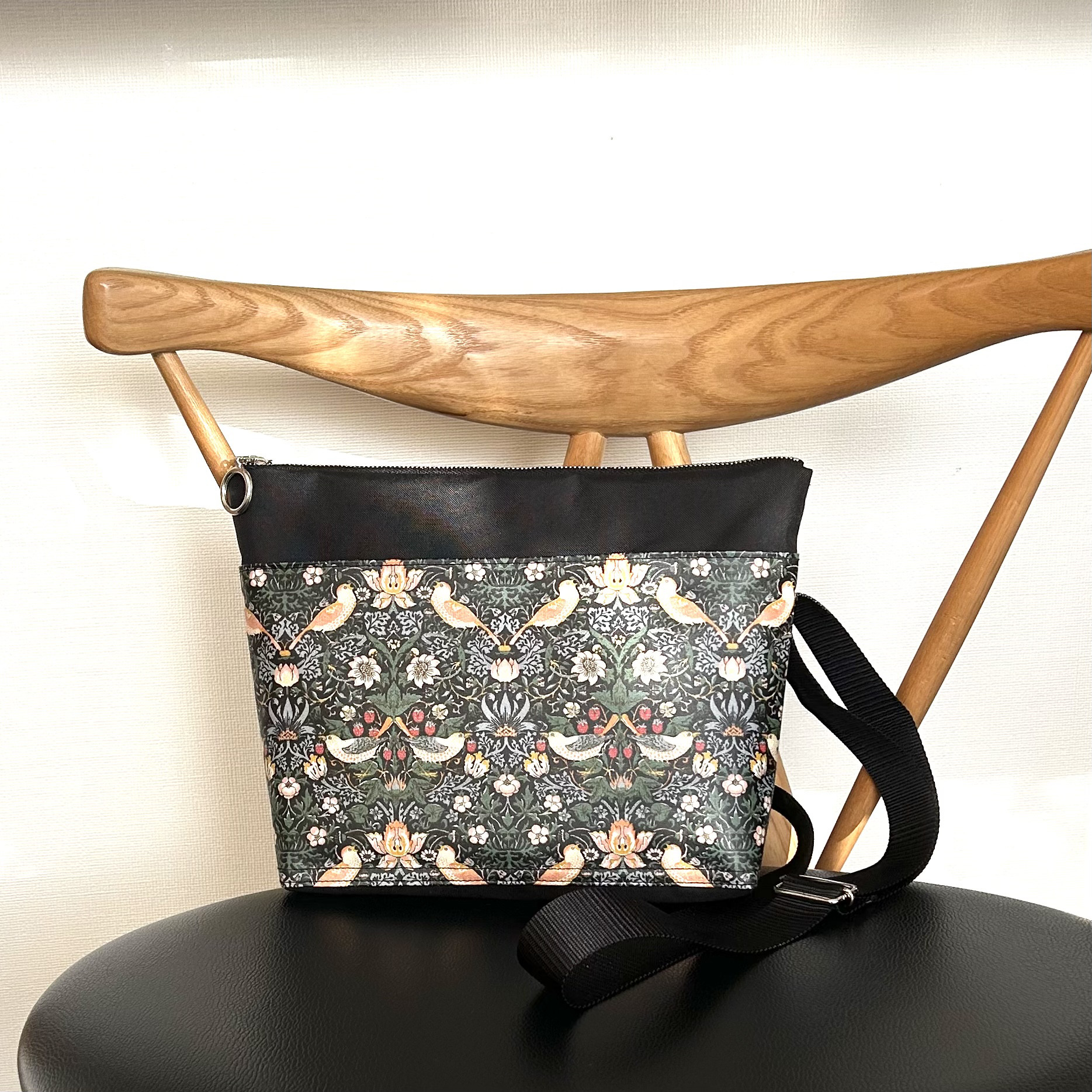 軽量・撥水ショルダーバッグ〜いちご泥棒