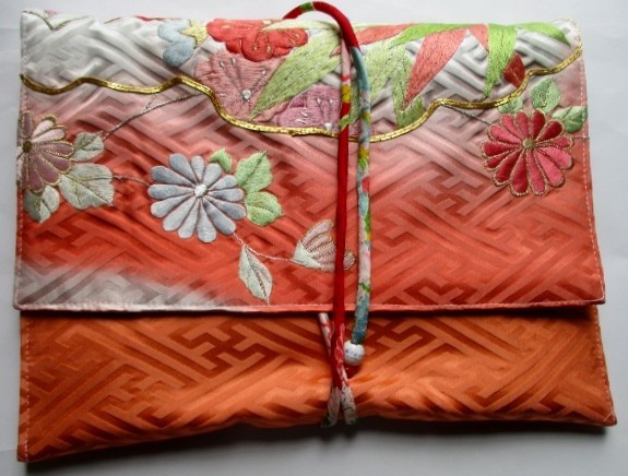 ８６０１　振袖で作ったタブレット入れ
