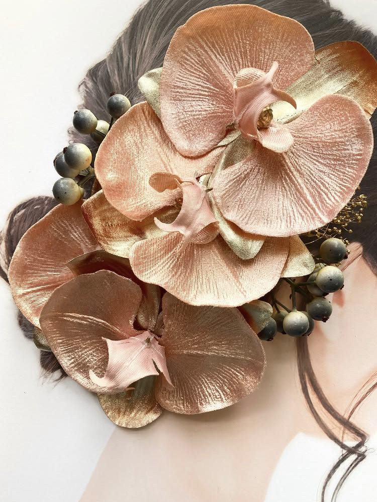 ピンクベルベット胡蝶蘭髪飾り　グレーの実　かすみ草　振袖ヘア　ブライダルヘア　成人式ヘア　謝恩会