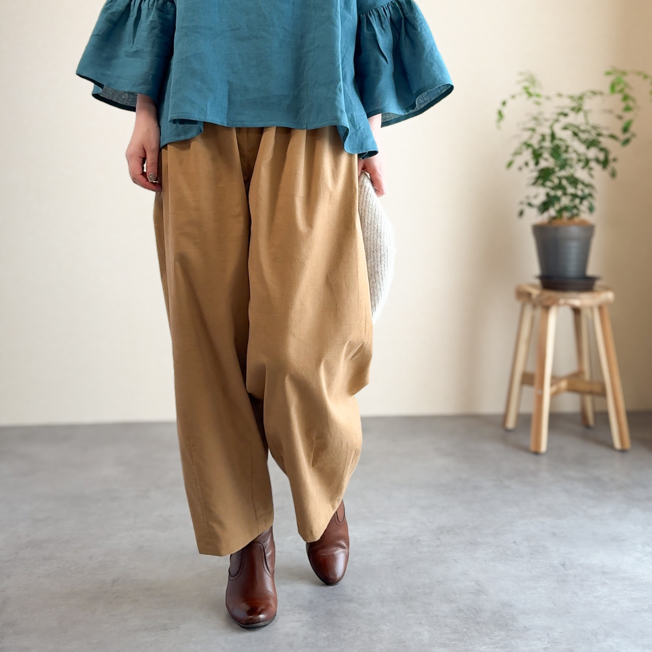 【即納／送料無料】コットンコーデュロイ　キャメル　ほどよくまるいコクーンパンツ　ゆったり美シルエットカーブパンツ
