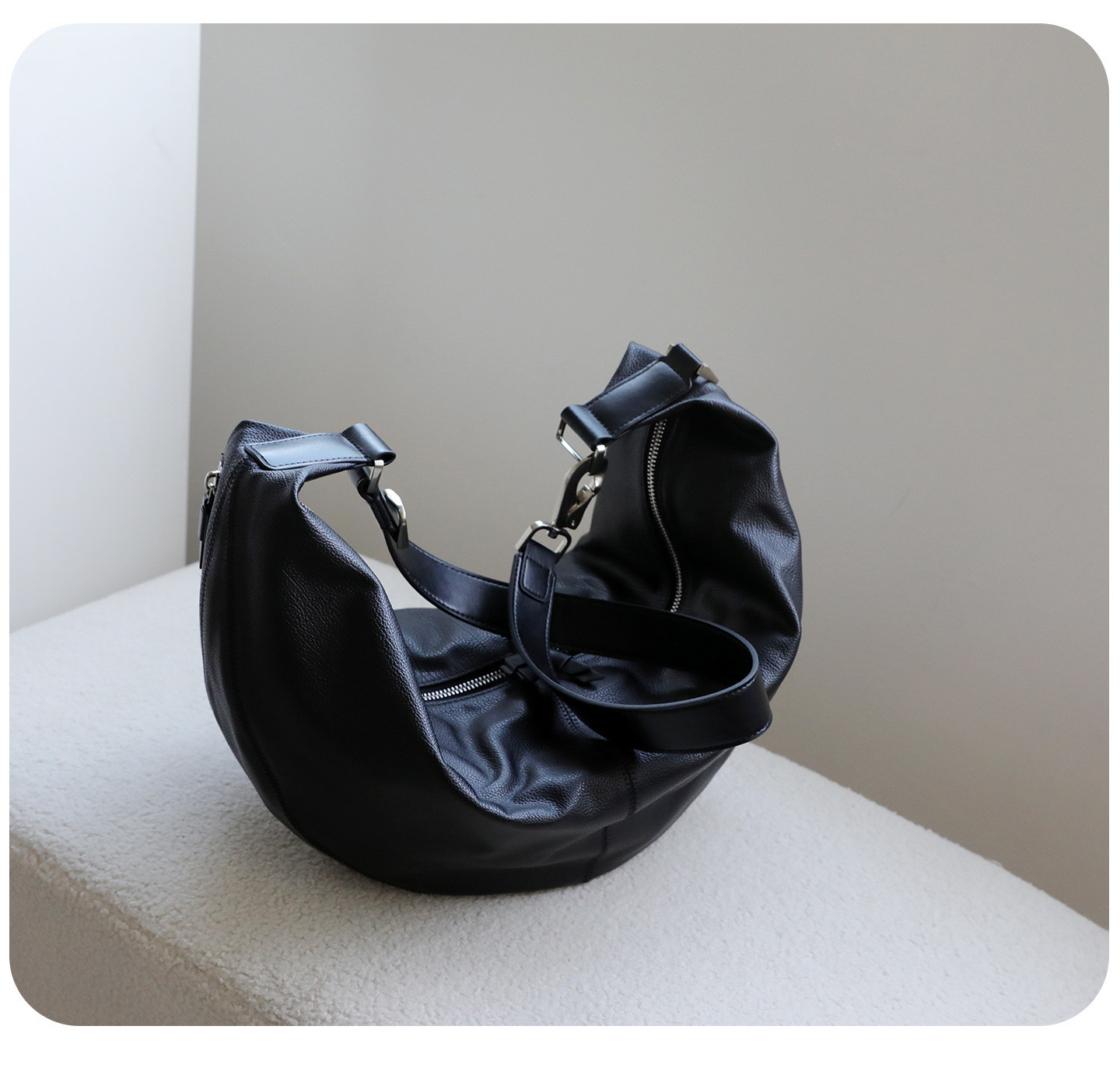 上質な本革｜ゆったり持てる カーブフォルム レザーショルダーバッグ