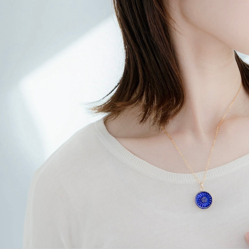 ディープブルーのチェコガラスボタン ネックレス｜花モチーフ・60cm