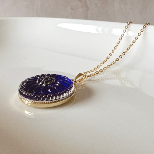 ディープブルーのチェコガラスボタン ネックレス｜花モチーフ・60cm