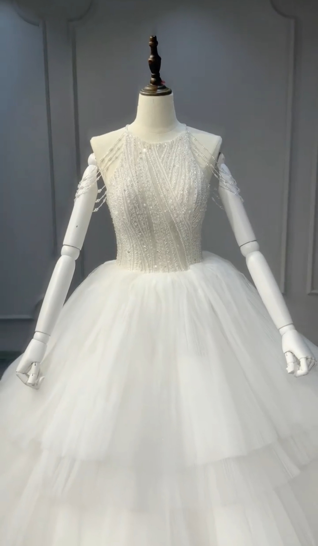 ベストセラー　ホルターネック　白　袖無し　ボリューム　フレアスカート　プリンセスラインブライダル前撮り2次会ウェディング