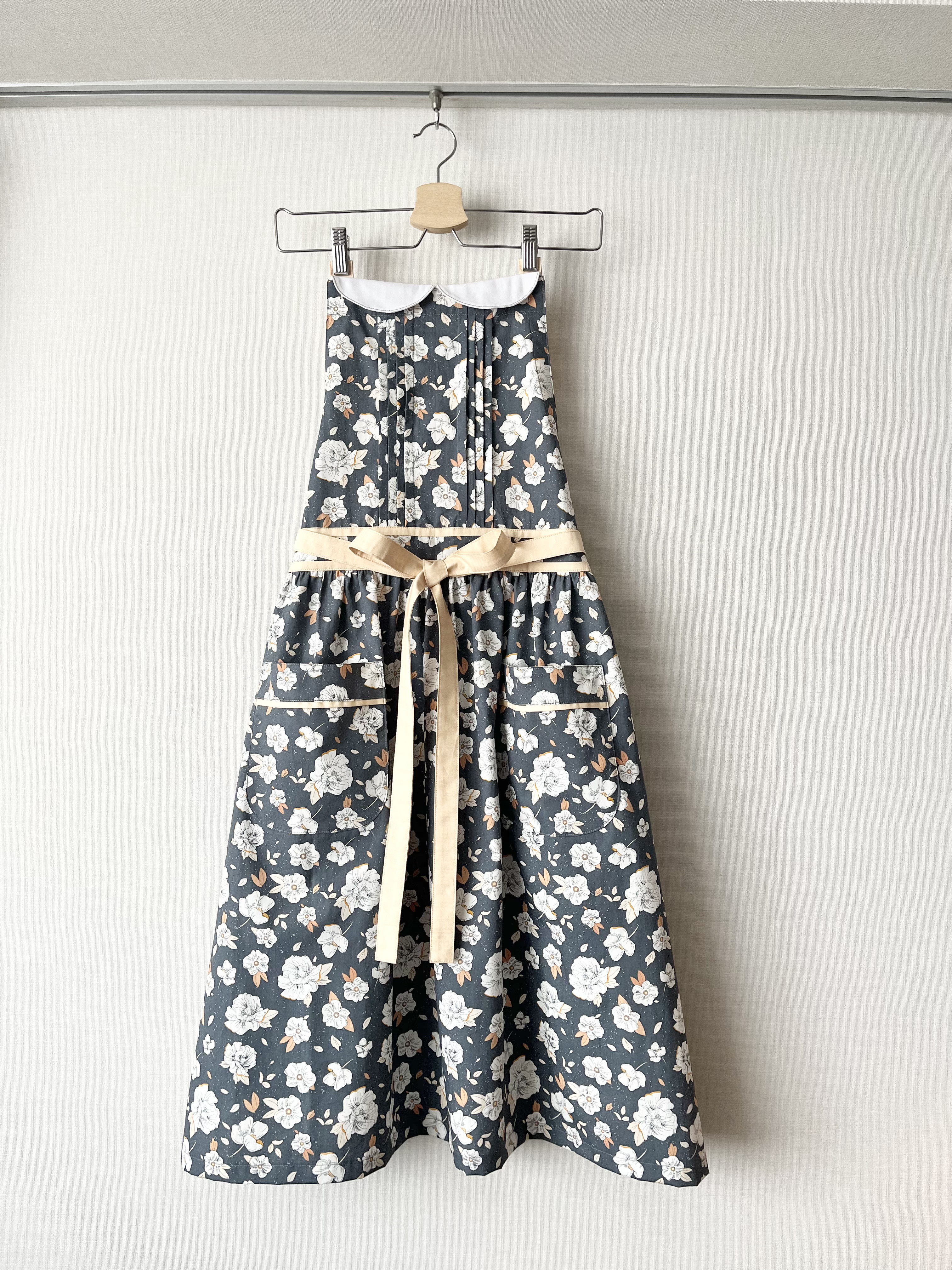 小さな襟のホワイトフラワーロングギャザーエプロン(バッククロスタイプ)