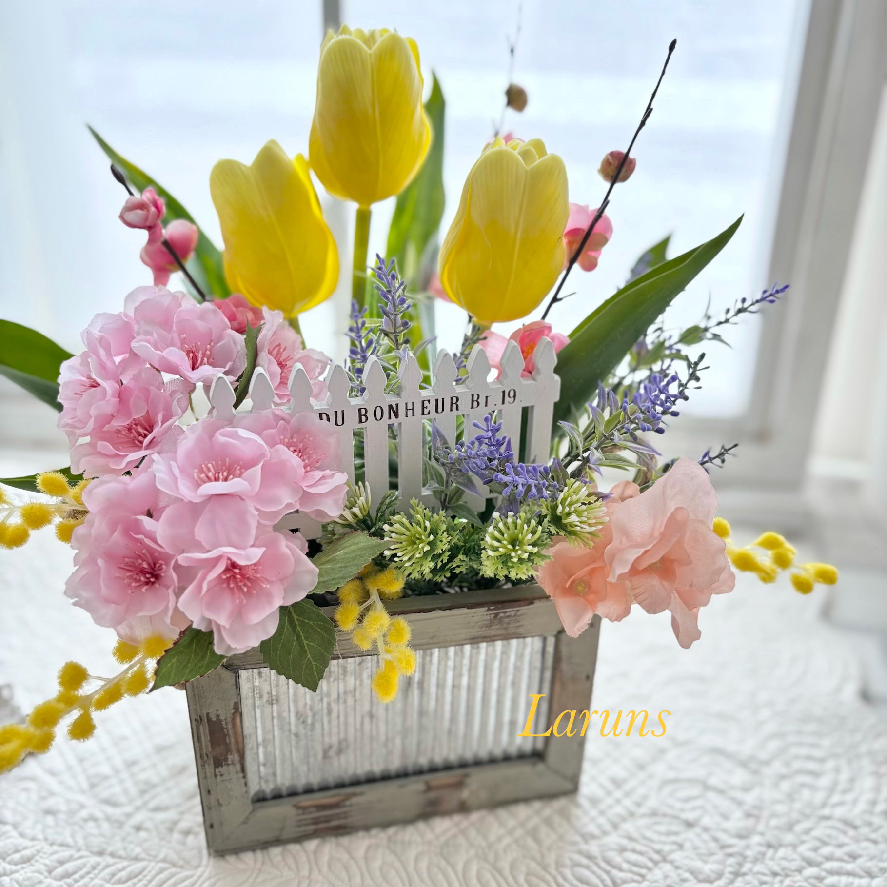 チューリップと桜と桃の箱庭フラワーボックスアレンジ　贈り物に　白のウッドフェンス付スプリングフラワー