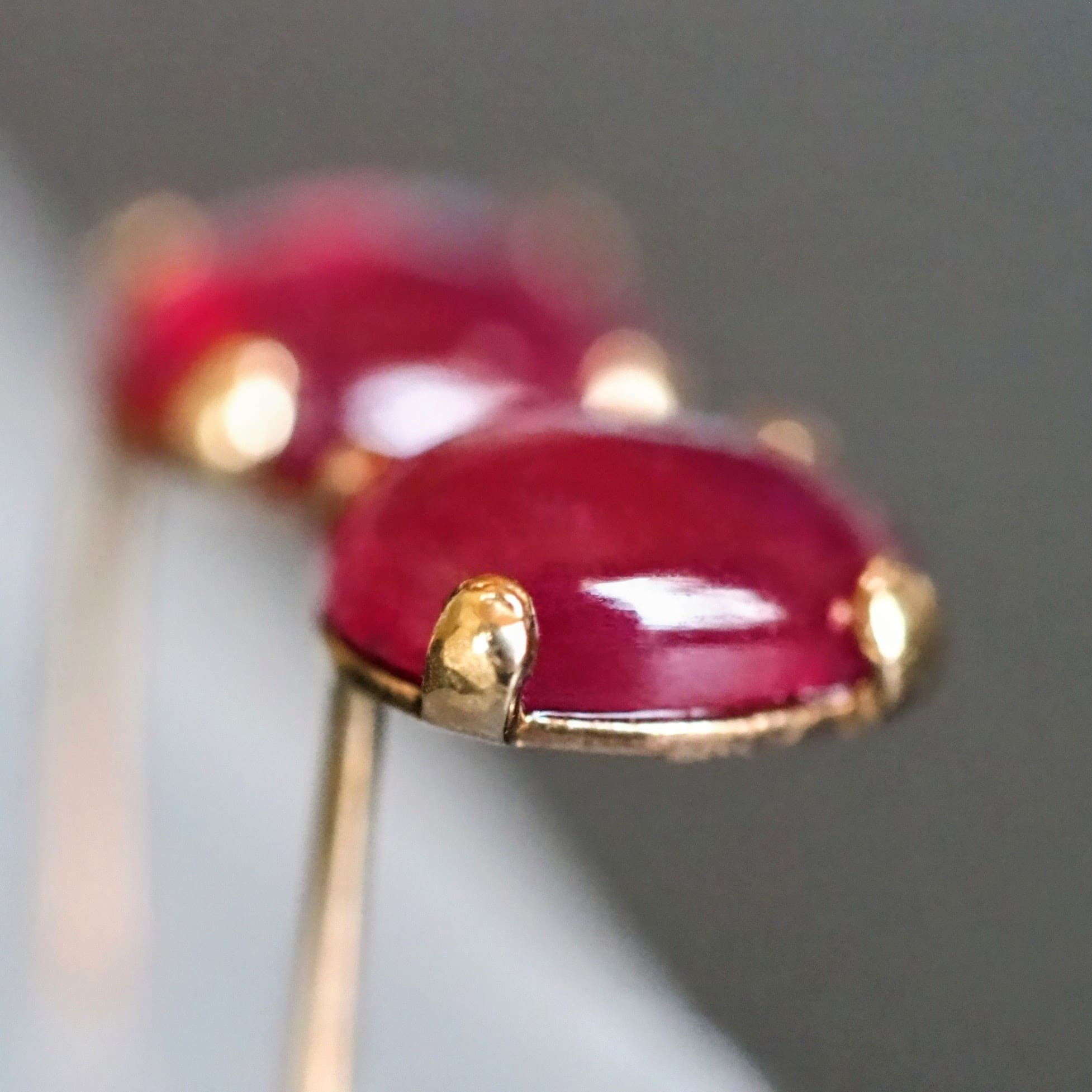 《ルビーのスタッドピアス》