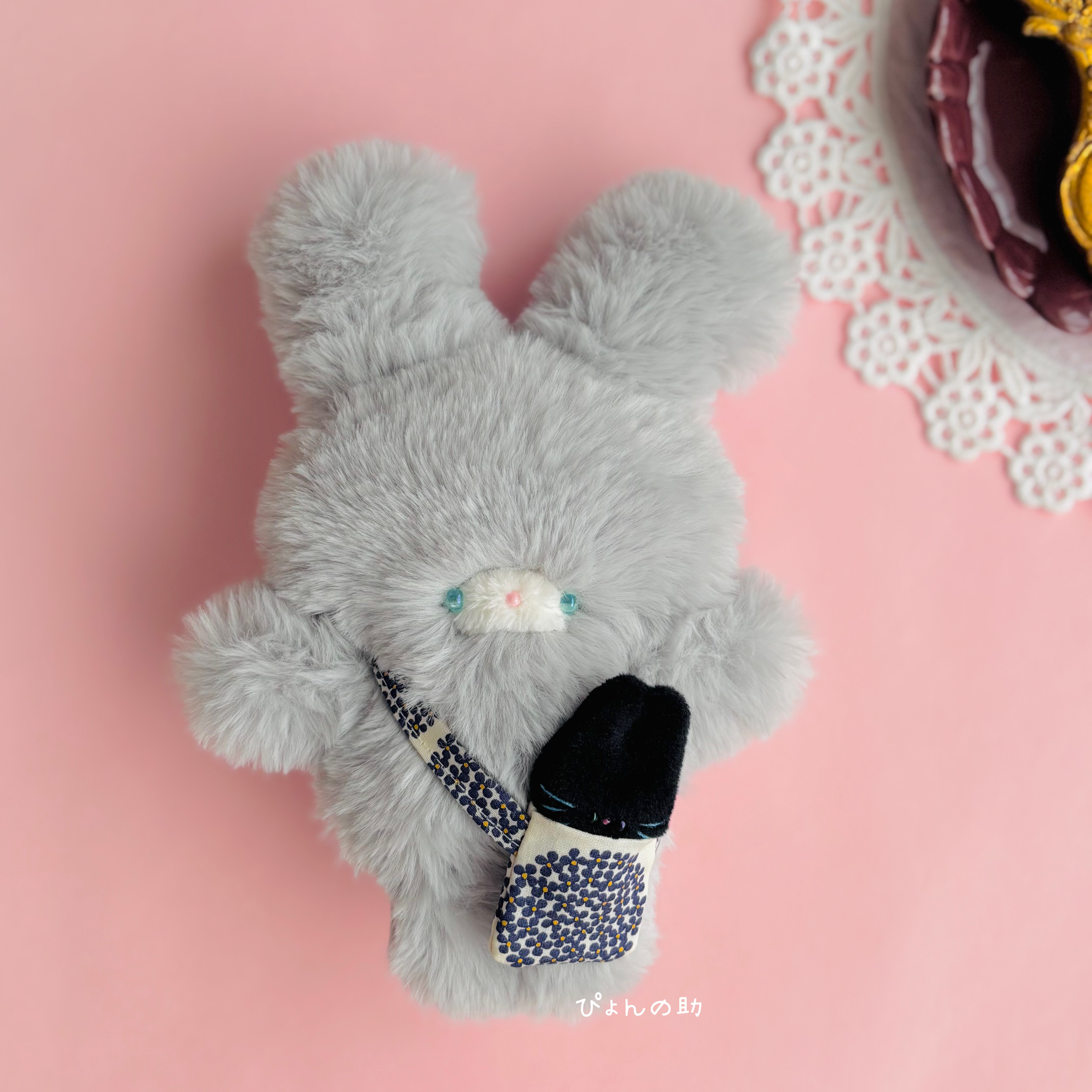 チビウサちゃんと一緒！ホワホワうさちゃん ぬいぐるみ③ライトグレーの姿
