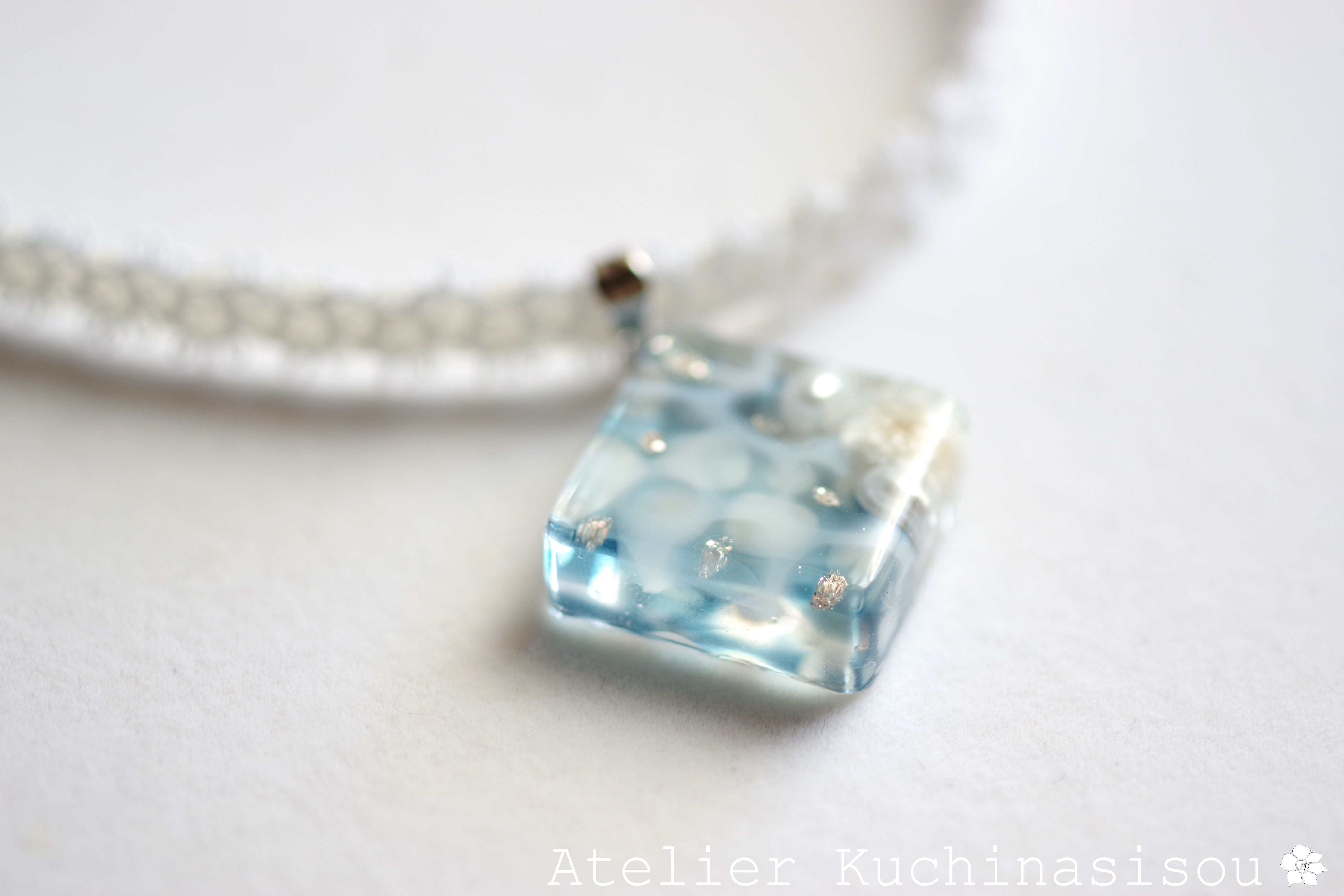 【受注製作】レジンアート　スクエアモチーフとタティングレースとサテンリボンのチョーカー〈水紋・コバルトブルー〉