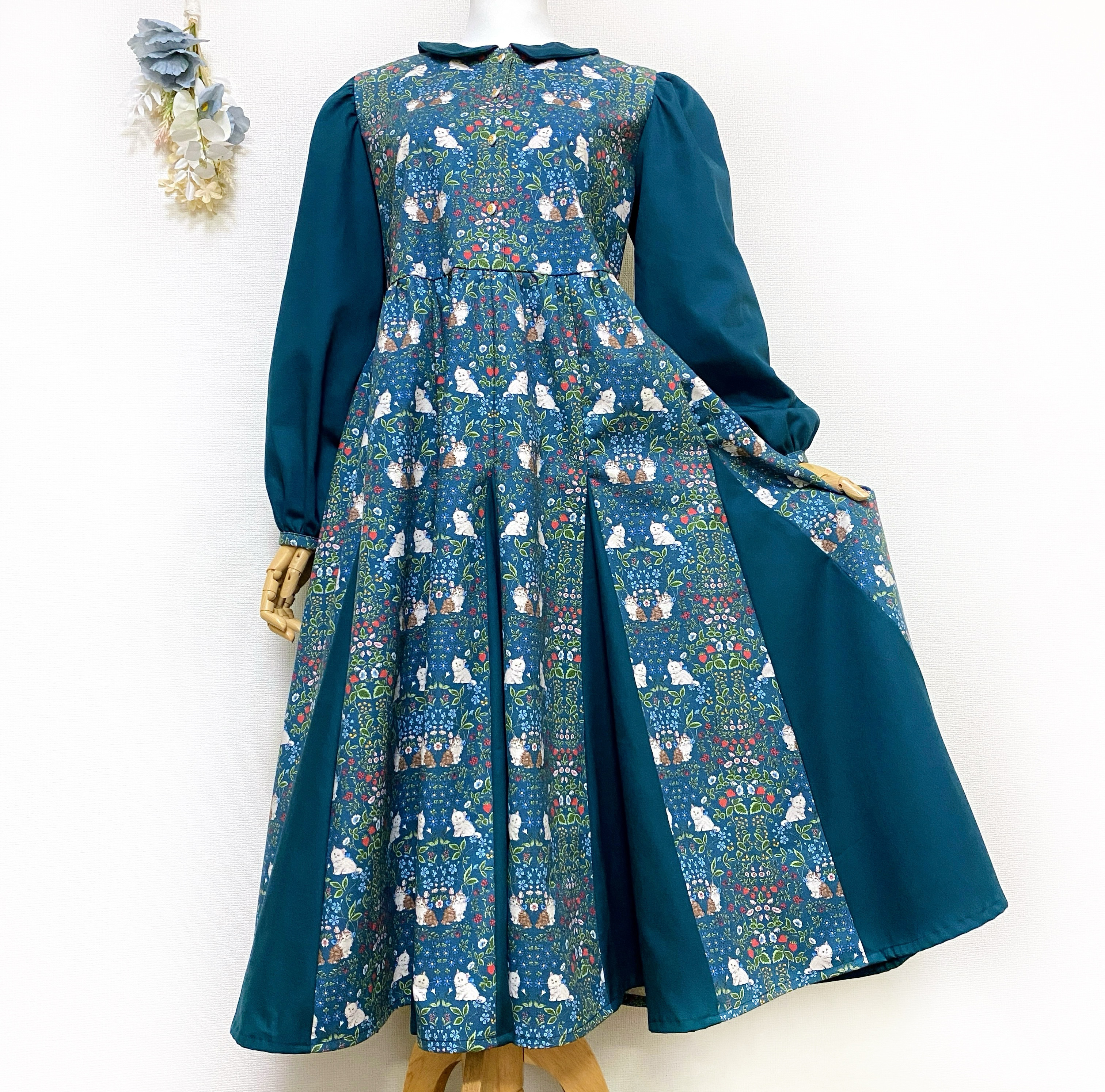 お花畑に寄り添うネコたちのクラシカルフレアワンピース