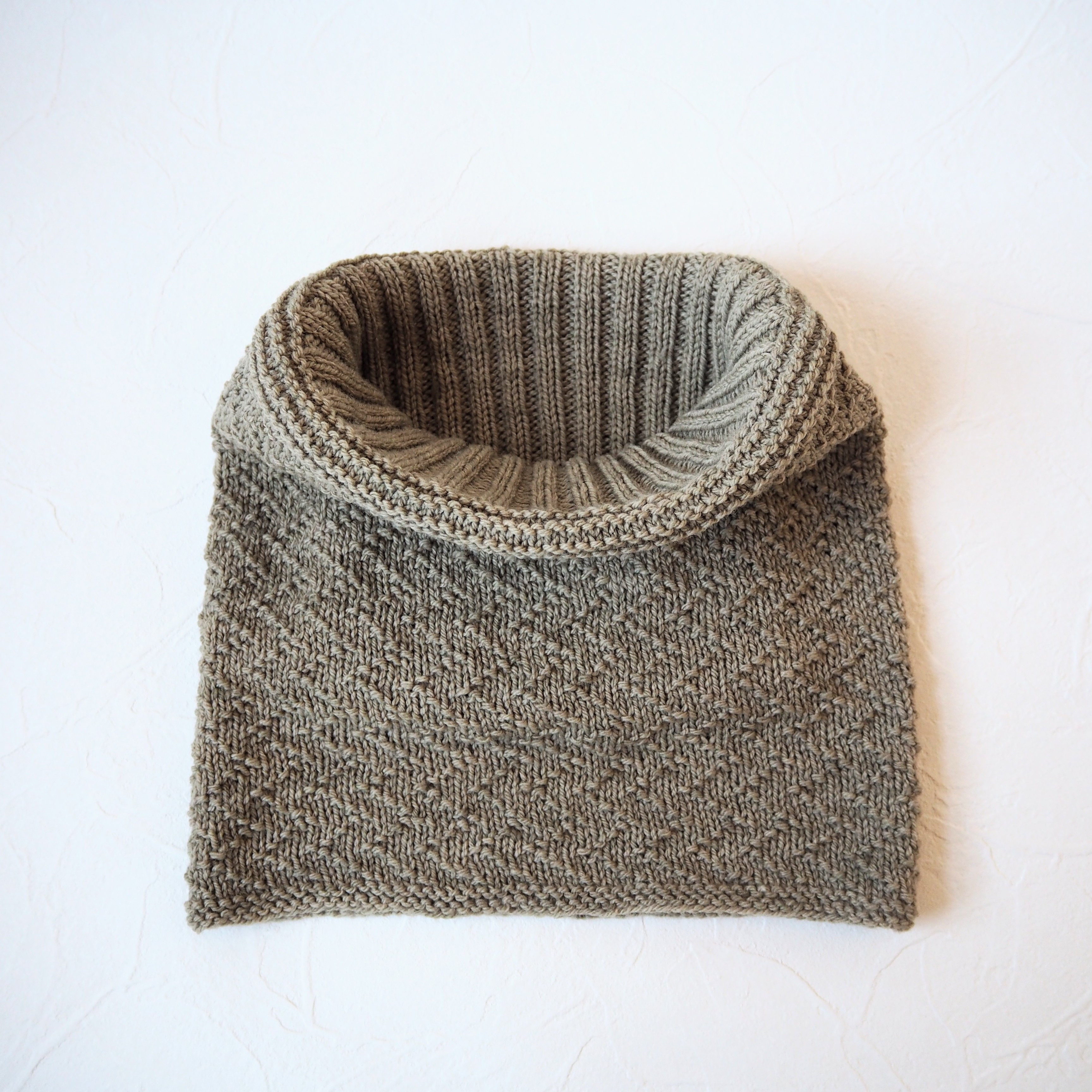 立ち上がるネックウォーマー　ミーアキャット　草木染め　タデアイ染め　手編み