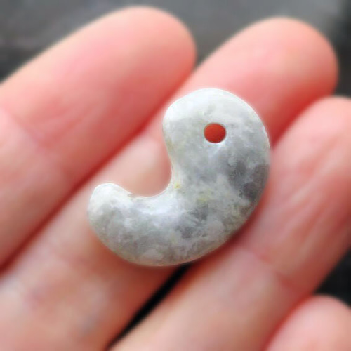 糸魚川産 翡翠（ヒスイ）アイスジェード 勾玉 天然石 ハンドメイド素材