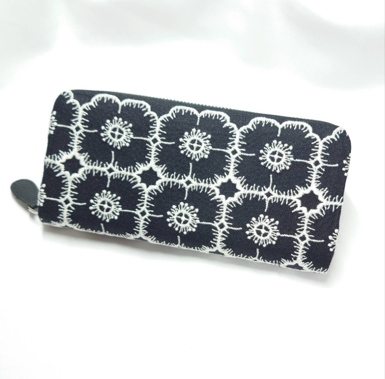 【受注製作】刺繍１・anemone ダークネイビー×ホワイト 本革長財布 ミナペルホネン