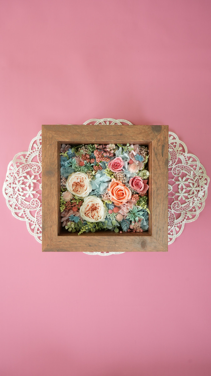 プリザーブドフラワー　愛らしい春色ピンクのフレームアレンジメント　誕生日、記念日などさまざまシーンでのフラワーギフトに