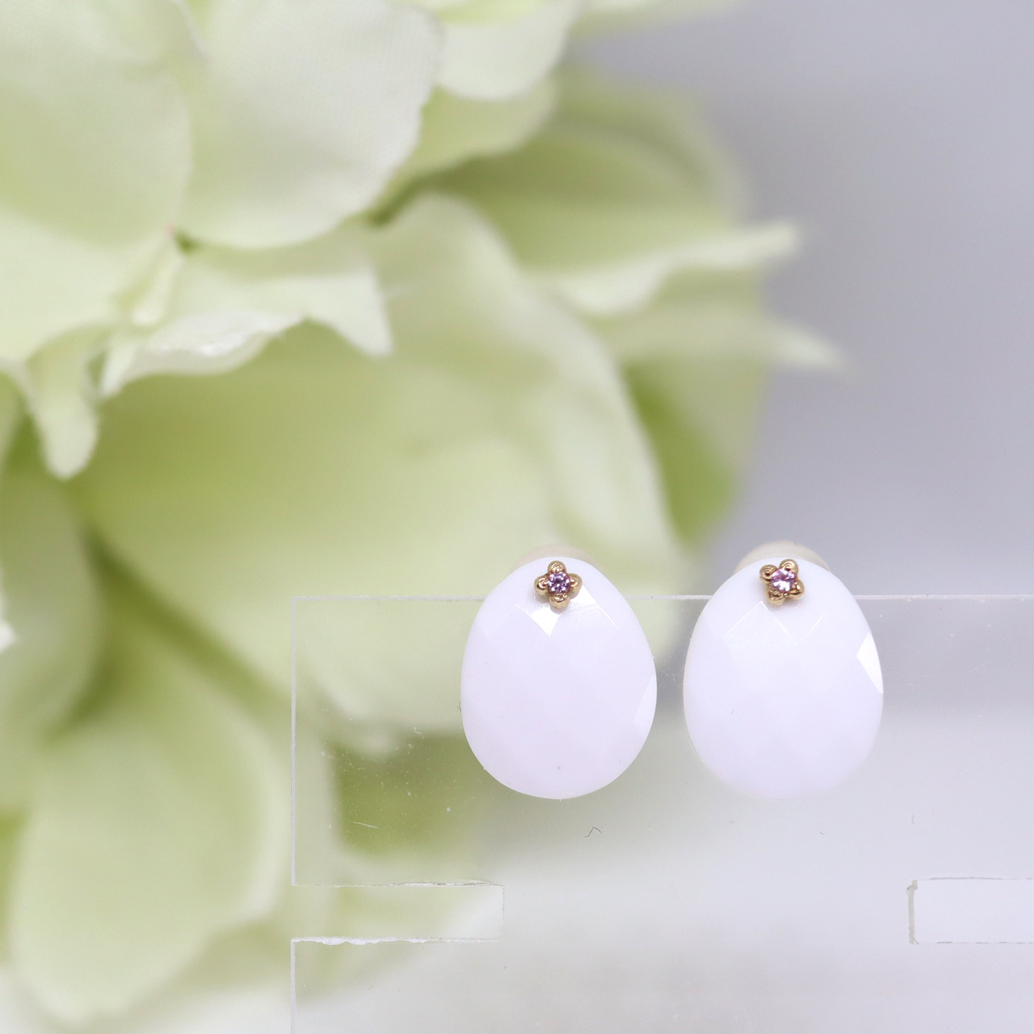 １８金　ピンクサファイヤとホワイトアゲートの2wayピアス