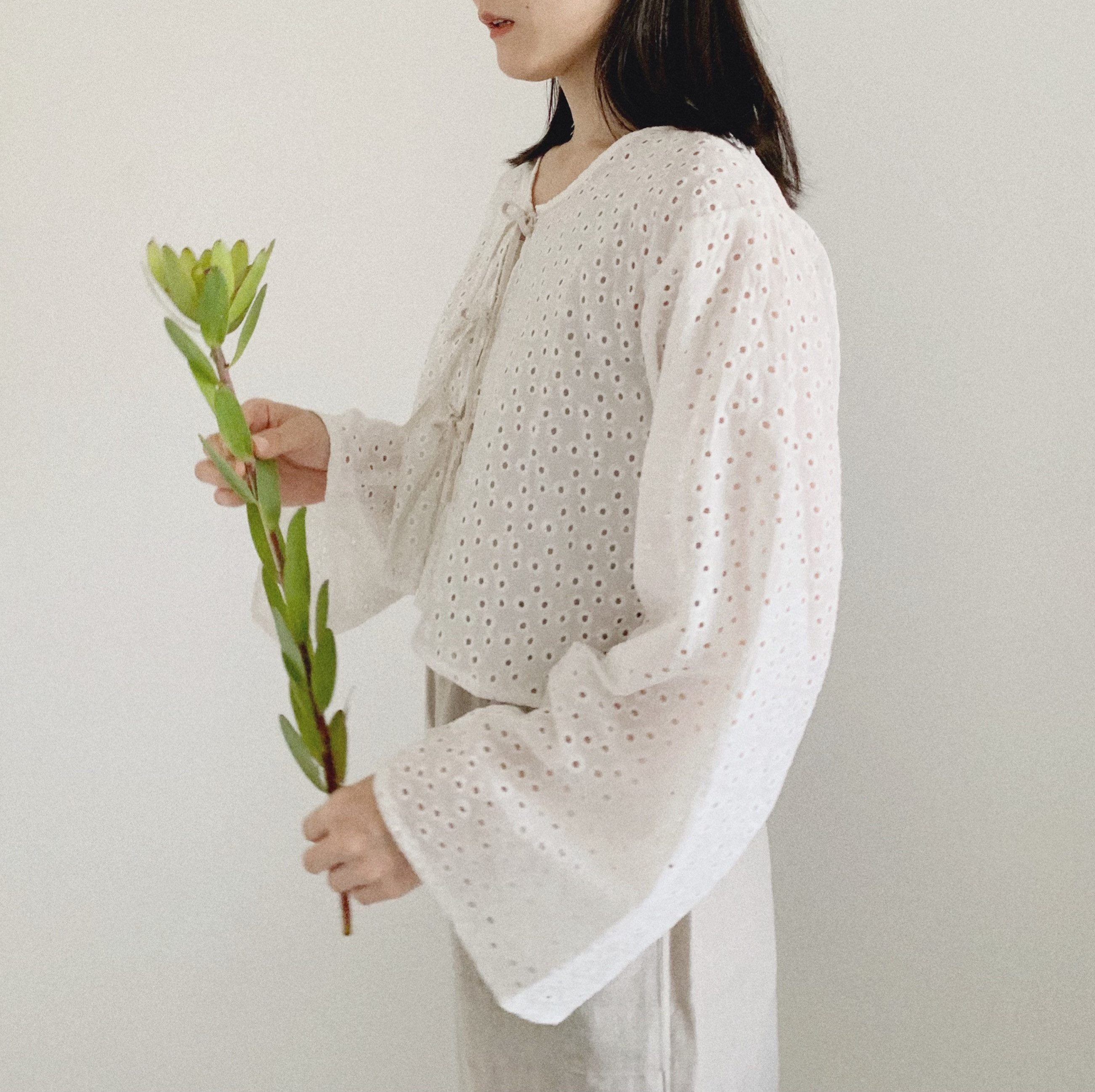 アイレットレースのブラウス｜リネンのリボン