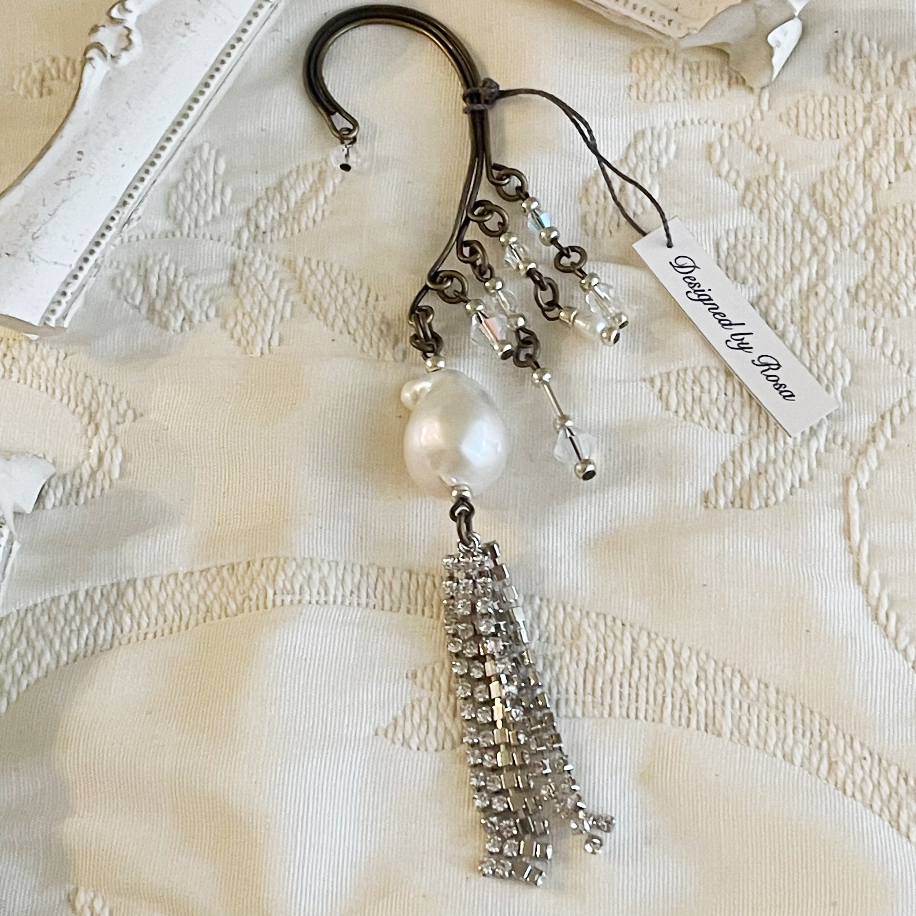 大玉の淡水バロックパールの煌めく贅沢なイヤーフック