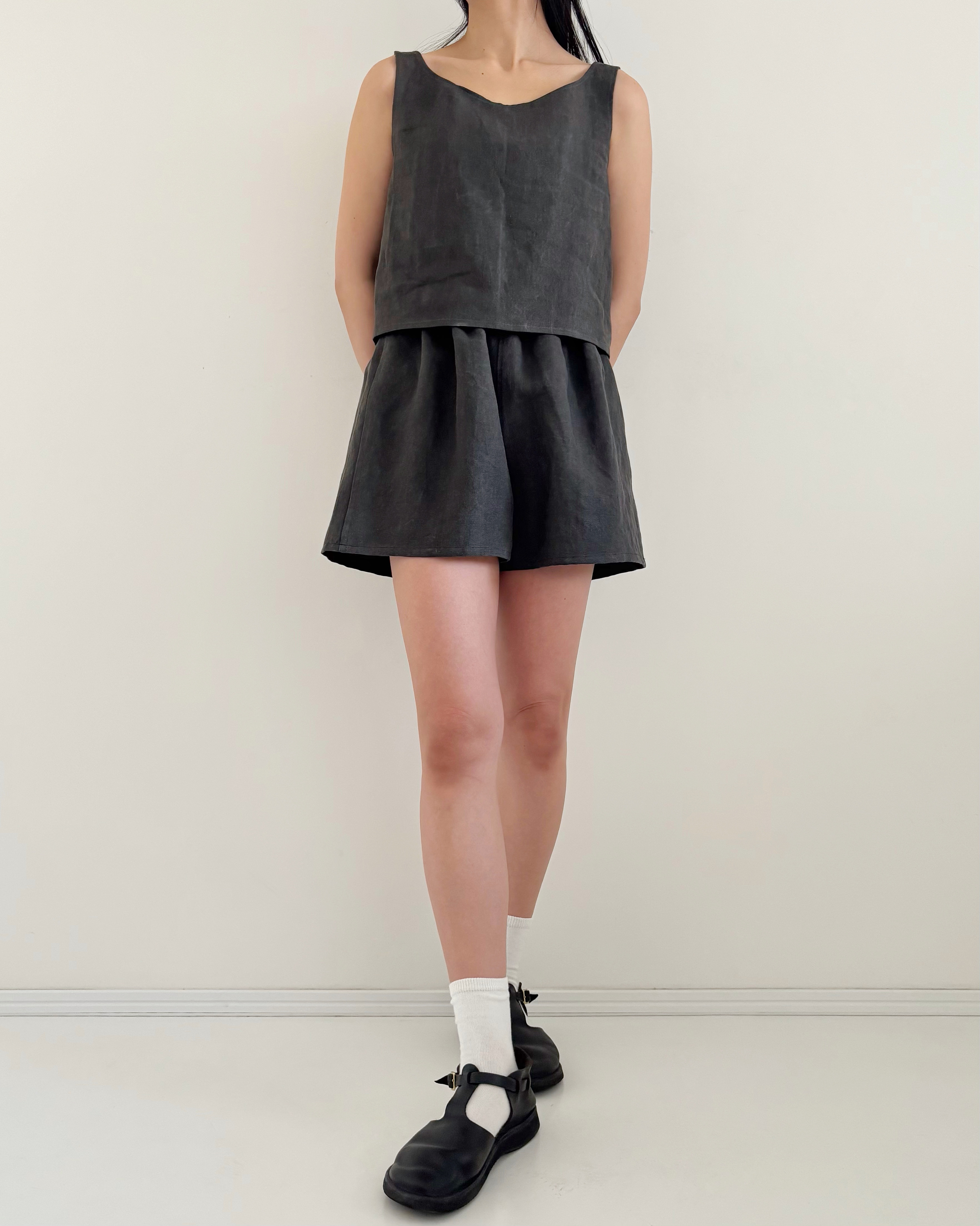 墨染めリネンのショートパンツ 7,100円