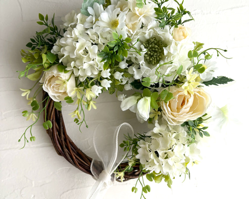 ラナンキュラスと白い小花のハーフリース ／アーティフィシャル