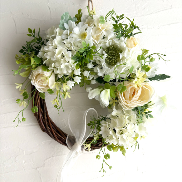 ラナンキュラスと白い小花のハーフリース ／アーティフィシャル