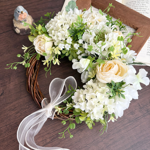 ラナンキュラスと白い小花のハーフリース ／アーティフィシャル